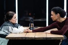 Sigrid Kandal Husjord som Tale, Ameli Isungset Agbota som Ragnhild.