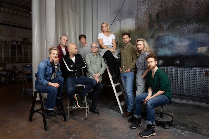 Eit stjernelag står klar på scenen til å tolke ein av Lars Noréns siste tekstar.