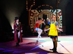 Pippi (Natalie Bjerke Roland) hoppar opp i manesjen. Foto frå prøvane.