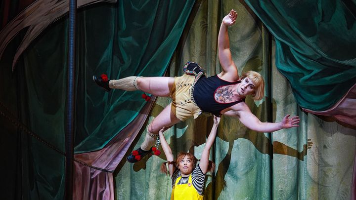 I vår blir det tunge løft, ekte sirkuskunstar, luftige svev, komiske opptrinn og fengande musikk når Pippi (Natalie Bjerke Roland) entrar sirkuset.