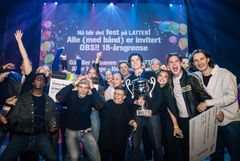 Teatersjef Kjersti Horn i lag med dei heldige vinnarane frå OHG.