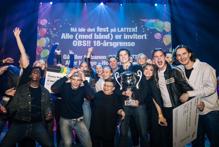 Teatersjef Kjersti Horn i lag med dei heldige vinnarane frå OHG.