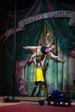 Pippi (Natalie Bjerke Roland) løfter Sterke Adolf (Axel Ahl). Foto frå prøvane.