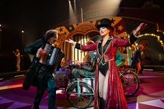 Heidi Gjermundsen er den slemme Sirkusdirektøren. Foto frå prøvane.