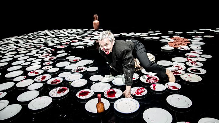 Antropolis er ei brutal forteljing om brodermord, incest, maktkamp, ville festar og blodige slag. Gjertrud Jynge er både Agave og Iokaste i framsyninga.