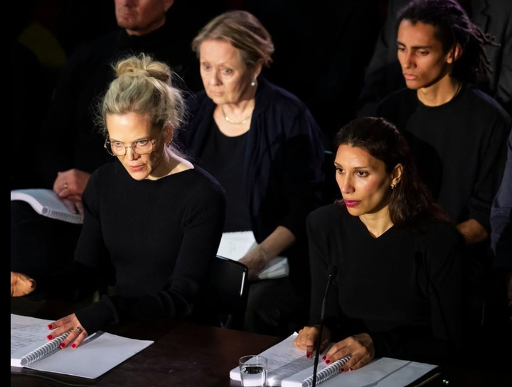 Ane Dahl Torp og Sara Khorami er mellom dei 30 skodespelarane som gjenskaper delar av Pelicot-rettssaka.