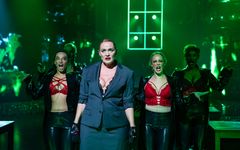 Ellen Birgitte Winther som Colin Powell syng om "Vampyrar i Irak".
