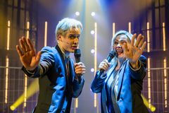 Viktor Orbán (Carl Martin Eggesbø) og Marine Le Pen (Ellen Birgitte Winther) vil sende innvandrarane "heim".
