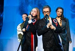 Gina Bernhoft Gørvell (Mona Juul) og Hallvard Holmen (Terje Rød Larsen) syng den funky islandske Eurovision-låtaThink about things - som no handlar om Oslo-avtalen.
