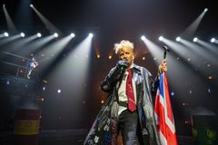 Boris Johnson (Hallvard Holmen) bidreg med eit hardtslåande nummer om at han vil ut av EU.