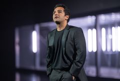 Nader Khademi som Jonas, forteljaren i stykket.