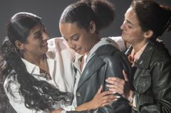 Hibba Najeeb (til venstre) er Anastasia, den yngste søstera.