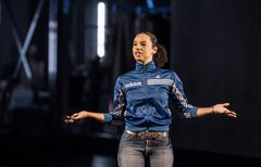 Natalie Bjerke Roland i rolla som Evelyn i ungdomsåra.