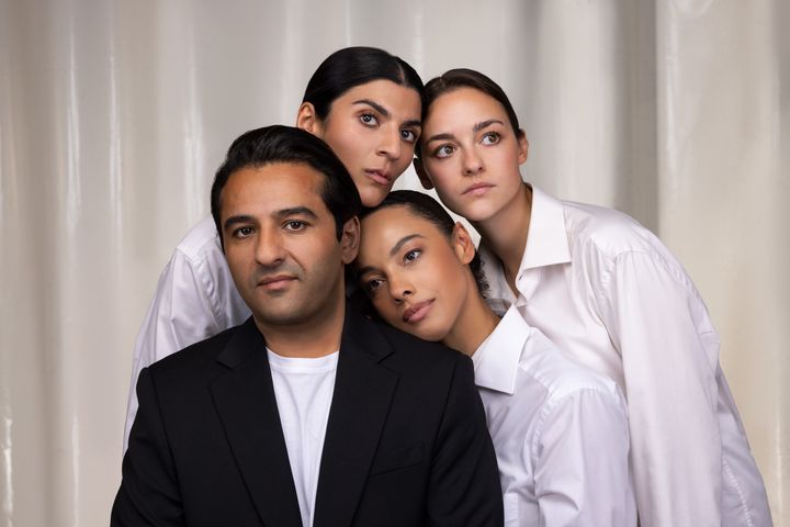 Nader Khademi er forteljaren Jonas, medan Hibba Najeeb, Elpida Stojcevska og Natalie Bjerke Roland spelar Søstrene i "Søstrene".