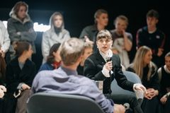 Thea Lambrechts Vaulen som podkastverten Ida.