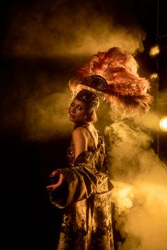 Sara Khorami som Sally Bowles.