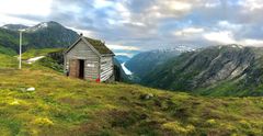 Løypa går forbi den ubetjente, sjarmerende DNT-hytta Kiellandbu. Her er det fantastisk utsikt til Fyksesundet i sør.
