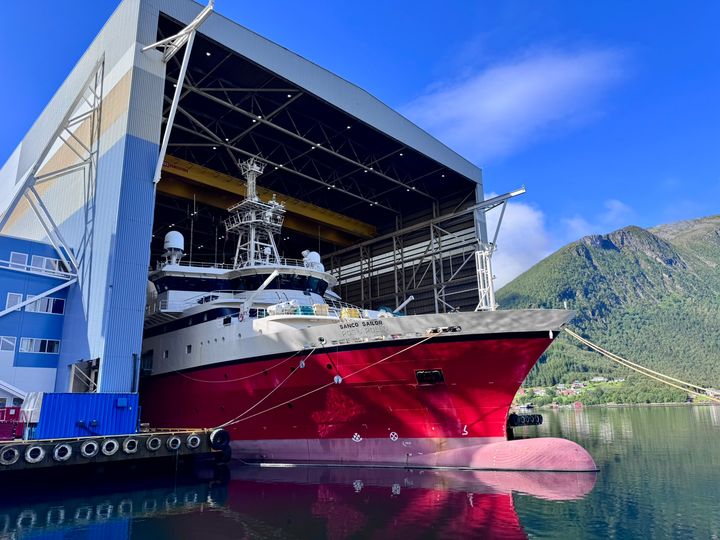 Alt%20text%3A%20Et%20stort%20r%F8dt%20skip%2C%20Sanco%20Sailor%2C%20ligger%20ved%20Vard%20Langsten%20verft%20med%20en%20fjellside%20i%20bakgrunnen.