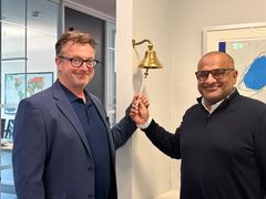 CEO i Rosund Drift AS Dag Arne Gjøsund og SVP Sales Roger Sandnes ringer i bjella for signert kontrakt