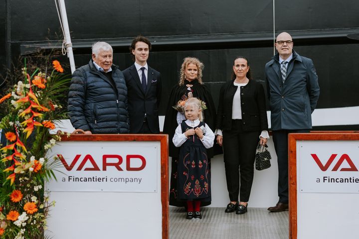 Fra venstre: Olav Strand, Sebastian Strand Follestad, Gudmor Milla Strand Follestad med blomsterpike Stella Strand Skjelbred foran, Astrid Strand og Frode Klokk (VARD)