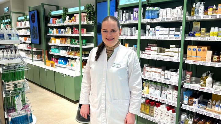 «Juleplager»: Siri Valen Egeland, farmasøyt ved Vitusapotek Byporten, forteller at det er typisk at sykdom og «juleplager» slår til i julen.