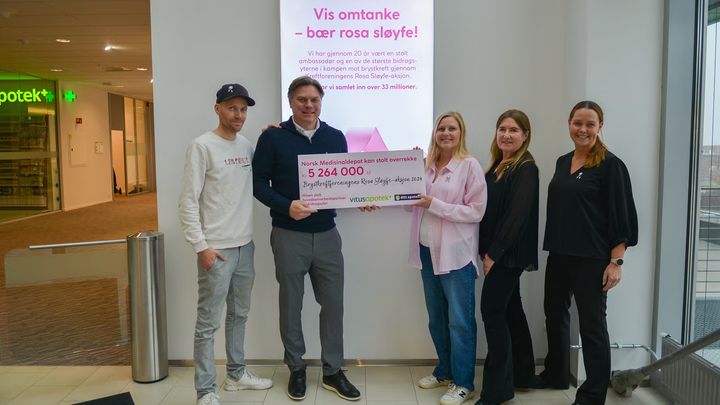5,2 MILLIONER KRONER: Maria Øygarden, Tonja Pritchard og Linda Bysveen i Vitusapotek overrekker sjekken på 5, 2 millioner kroner til Bjørn Einar Romøren og Øystein Tamburstuen i Kreftforeningen. Foto: Vitusapotek