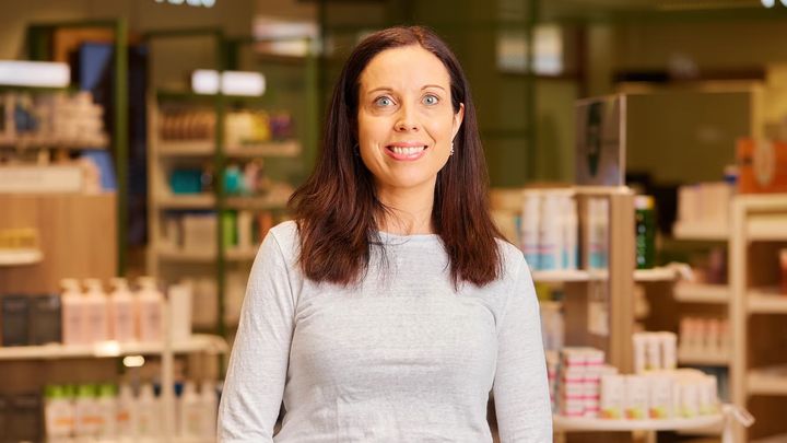 RESEPTFRITT: Fagansvarlig i Vitusapotek, Mona Bugge, forteller at apotek nå tilbyr reseptfri flåttmedisin til hund og katt. Foto: Vitusapotek
