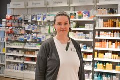 OPPFORDRER TIL LUSESJEKK: Farmasøyt i Vitusapotek, Eydis Helgadottir, oppfordrer foresatte med barn i barnehage- og skolealder til å sjekke barna for hodelus.