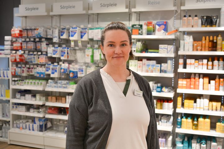 OPPFORDRER TIL LUSESJEKK: Farmasøyt i Vitusapotek, Eydis Helgadottir, oppfordrer foresatte med barn i barnehage- og skolealder til å sjekke barna for hodelus.