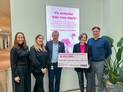 Kreftforeningen, representert av Øystein Tamburstuen og Marit Sophie Egge, fikk overlevert rekordsjekken fra Vitusapotek, representert av Linda Bysveen, Tonja Pritchard og Terje Kvaal, mandag 3. november