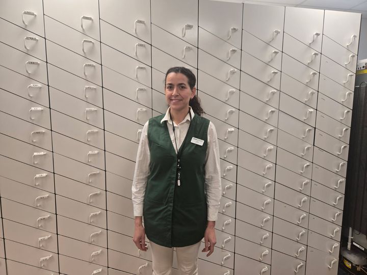 KAN SPARE PENGER: Farmasøyt Laila Østrem i Vitusapotek merker økt usikkerhet rundt de nye refusjonsreglene fra HELFO, hun forteller at man kan spare penger på å hente ut på rett måte.