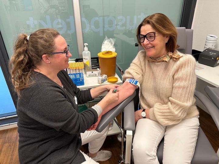 BLODPRØVE: Camilla Aaland Krokaas, sykepleier i Vitusapotek, tar blodprøve av Solveig Torkildsen hos Vitusapotek Sandvika. Foto: Vitusapotek