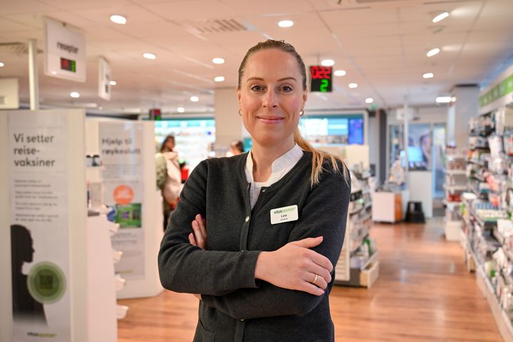INFLUENSAVAKSINEN: Farmasøyt Line Kvaale-Moe Grannæs hos Vitusapotek forteller at vaksinen reduserer risikoen for alvorlig sykdom og komplikasjoner.