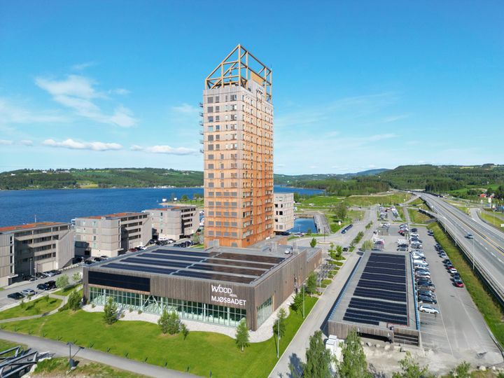 Solceller, batteri og ladestasjon på Mjøstårnet