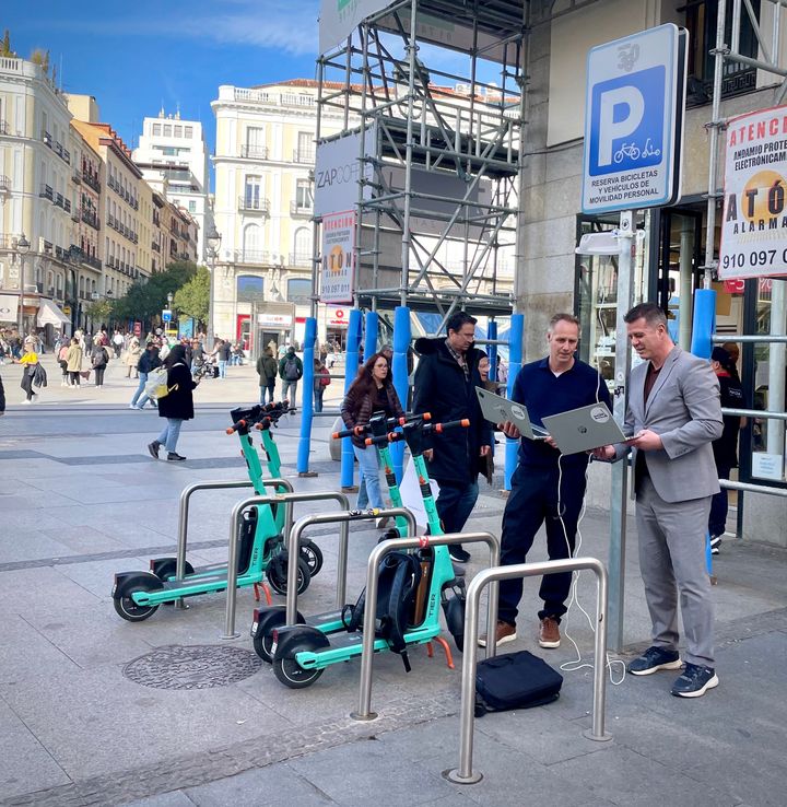 Grundleggerene av selskapet tester løsningen i Madrid, Spania
