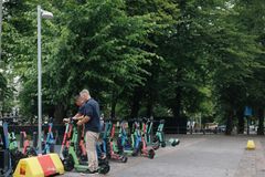 Gründerene Thomas Bråten og Igor Pancevski instalerer sensorene i Helsinki sentrum