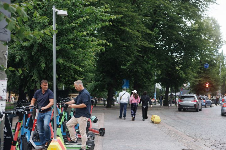 Thomas og Igor instalerer parkeringsløsningen i paradegaten i Helsinki
