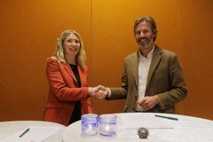 Direktør i Nav Oslo, Maria Walberg og eier, styreleder og daglig leder i Aars, Øyvind Schage Førde håndhilser etter å ha signert avtale om strategisk partnerskap mellom Nav Oslo og Aars.