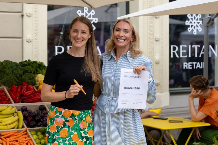 Kathrine Marthinsen, daglig leder i Matjungelen, og  Ingvill Måkestad Bovim, leder for helse og ernæring i REMA 1000, signerte samarbeidsavtale utenfor Handelshuset til Reitan Retail i Arendalsuka.