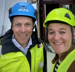 Utbygging av flere etasjer i Øvre Vollgate 11 pågår for fullt. Henrik Standnes, daglig leder i Perspektiv og Kristin Vedum, Build on Top. Foto: InnoTre