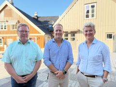 Byggeier Jon Rørvik vil utvikle bransjen. Jon Rørvik, tiltakshaver i midten. Kristin Vedum/InnoTre til venstre, Knut Magnar Sandland/WoodWorks Cluster til høyre. Foto: InnoTre