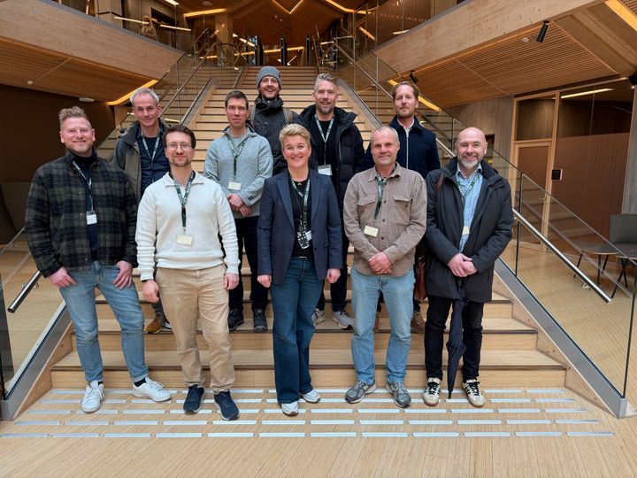 Fv foran: Krister Moen - Innotre, Simon Idris, WoodFab, Kristin Vedum - InnoTre, Arne Mong Birkeland - Procon Rådgivende Ingeniører, Kenneth Hatlestad, Backe Entreprenør, Fv bak, Hans Svindland - Sørlaminering, Igve Ulimoen - Norconsult, Tor Øystein Osa Michalsen - Massivtre AS, Jørgen Tycho - Oslo Tre. Bak: Sondre Dolsvåg, Procon Rådgivende Ingeniører. Ikke tilstede på bilde; Anders Nygård - Ny Struktur, Harald Liven - Moelven Limtre, Preben Aanensen - UiA, Aasmund Bunkholt - NTNU Wood