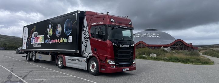 ELEKTRISK. Turneen blir gjennomført med elektrisk trekkvogn fra Scania.