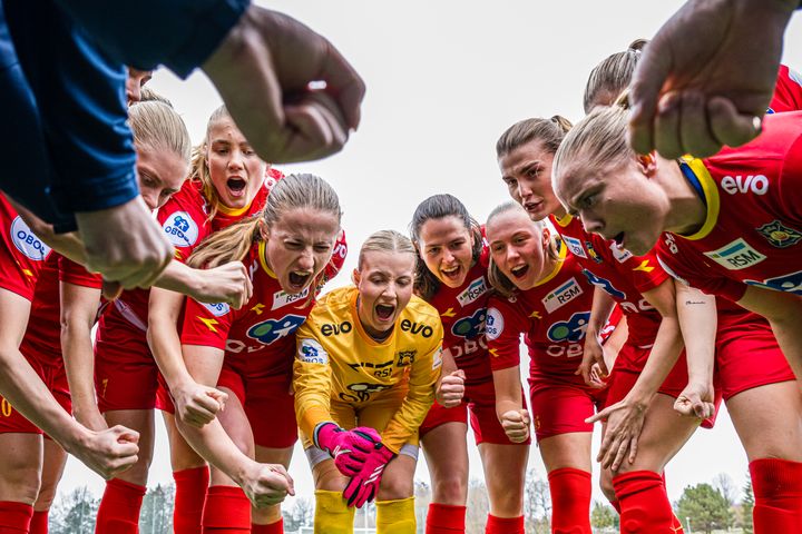 LEDER NYTT TILBUD: Her er Røa-spiller Ragne Hagen Svastuen (nummer tre fra venstre) avbildet i 2023, mens hun gjennomførte en mastergrad i psykologi som har ført til et nytt prosjekt.