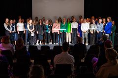 Deltakere i forrige runde av Nordic Circular Design Programme på scenen under avslutningsarrangementet i Stockholm i mai.