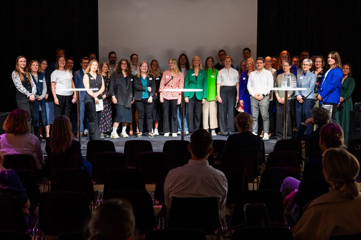 Deltakere i forrige runde av Nordic Circular Design Programme på scenen under avslutningsarrangementet i Stockholm i mai.