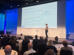 Mathias Wee i Rambøll presenterte årets store IT-undersøkelse på konferansen KI i offentlig sektor i Oslo i dag, 23. september.