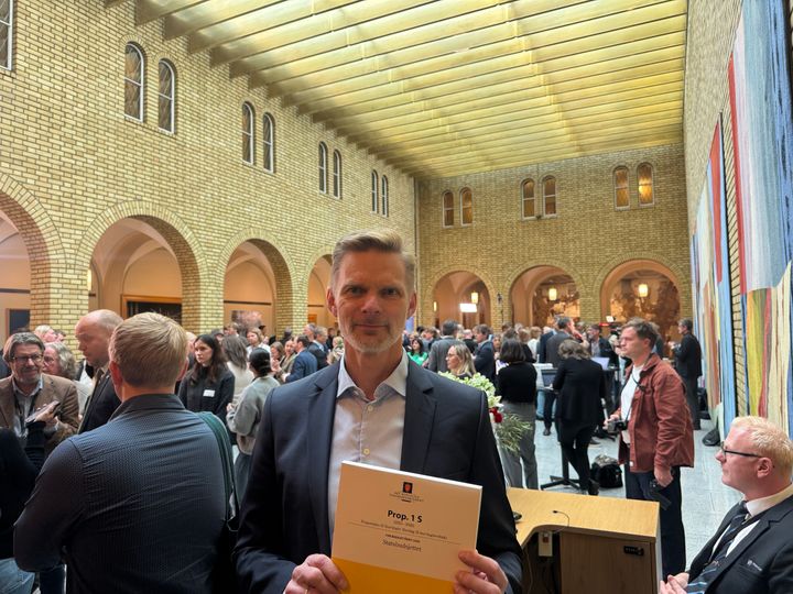 Administrerende direktør i TEK Norge Øyvind Husby med statsbudsjettet for 2026