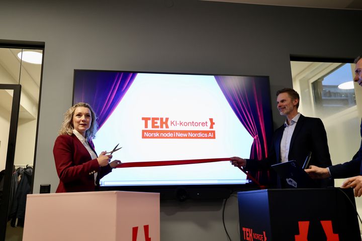 Karianne Tung og Øyvind Husby klipper en rød snor foran skjerm med logoen til TEK KI-kontoret (Norsk node i New Nordics AI).