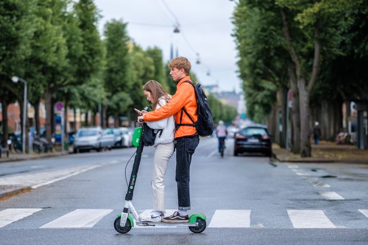 Det er femdoblet ulykkesrisiko ved samkjøring på elsparkesykler, i følge ny rapport fra TØI